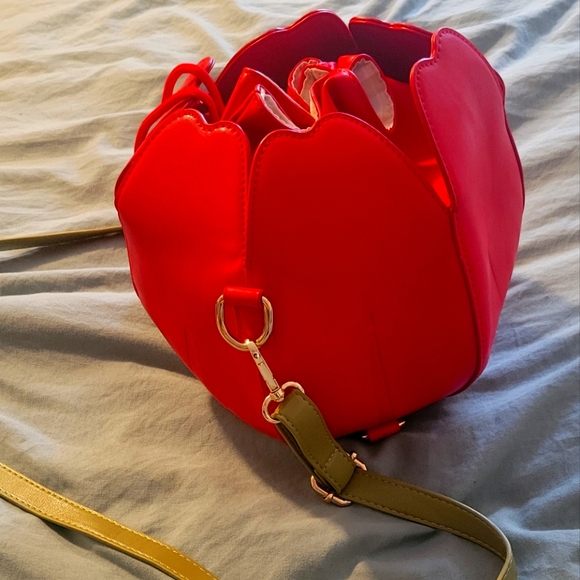 Carmico Red Tulip 🌷 Purse (Convertable) - Picture 1 of 3